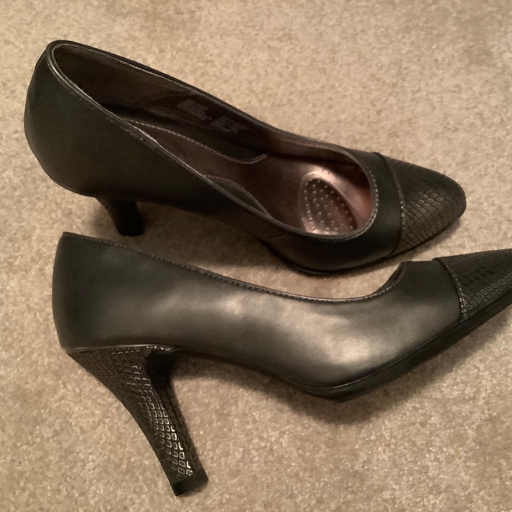 Dress shoes, 3 inch heel, in size 7.5